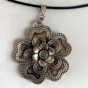 3 for $30 😍 Beautiful Metal Flower Pendant Necklace